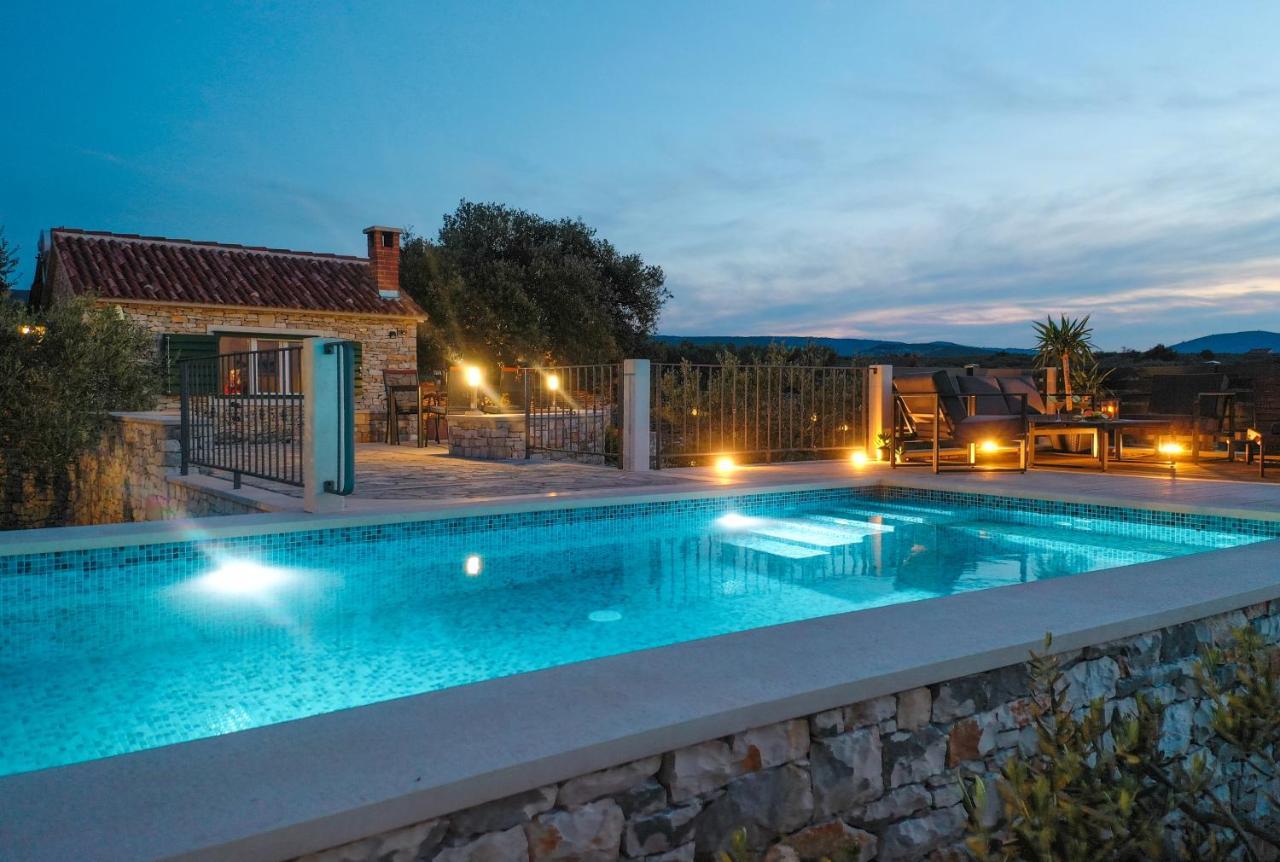 Heritage Holiday House Lori With Pool Постіра Екстер'єр фото