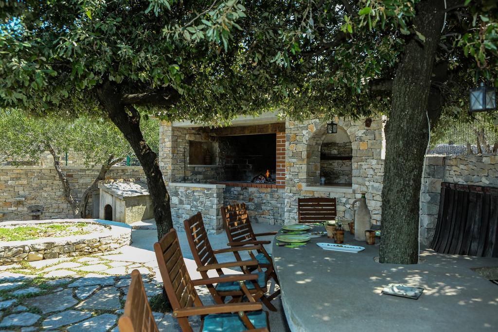Heritage Holiday House Lori With Pool Постіра Екстер'єр фото